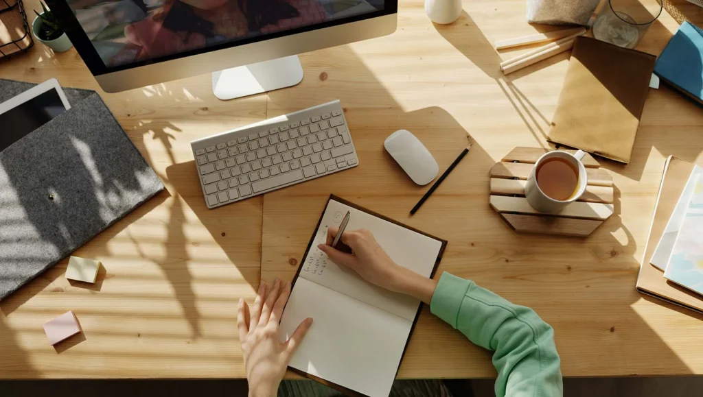 Pessoa em sua mesa de trabalho