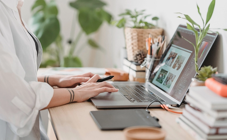 Pessoa usando um notebook sobre a mesa